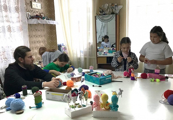 В Кинешме дети связали кукол в подарок пожилым людям 